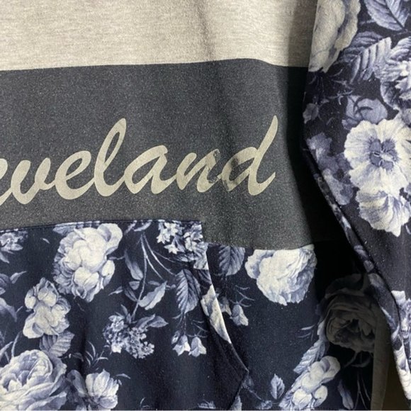 NBA Women's Cleveland Cavilers Gray Floral Crewneck Sweatshirt - Picture 8 of 8